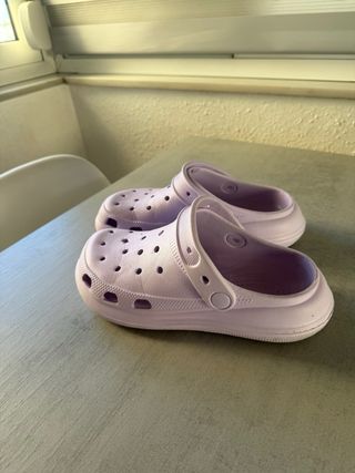 Crocs morados mujer