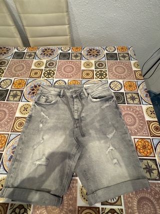 Shorts grises rotos