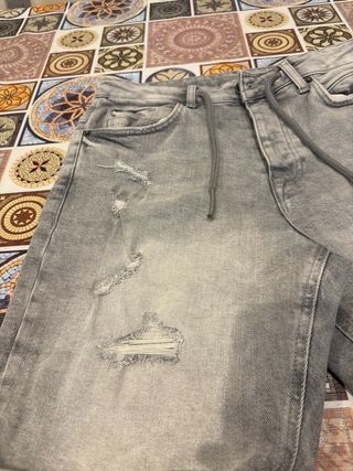 Shorts grises rotos