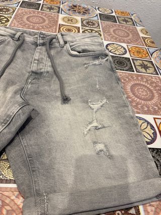 Shorts grises rotos