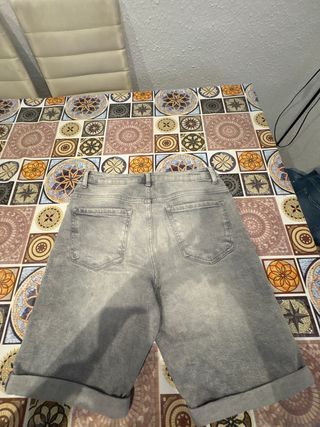 Shorts grises rotos