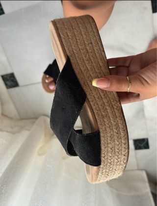 Sandalias planas negras y beige