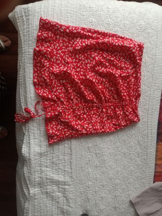 Minifalda roja estampada flores
