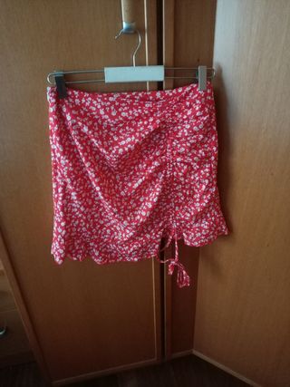 Minifalda roja estampada flores