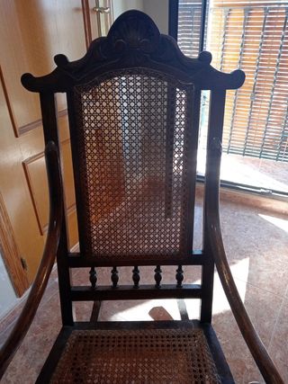 Silla mecedora de madera y mimbre