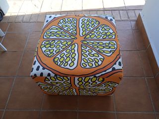 Puf naranja con estampado cítrico