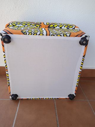 Puf naranja con estampado cítrico