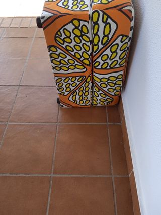 Puf naranja con estampado cítrico
