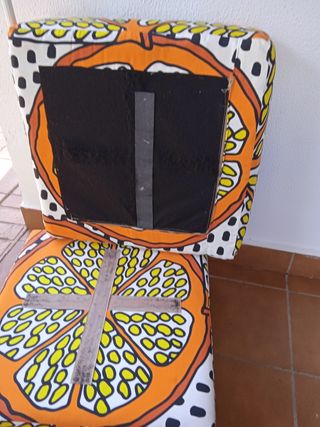 Puf naranja con estampado cítrico