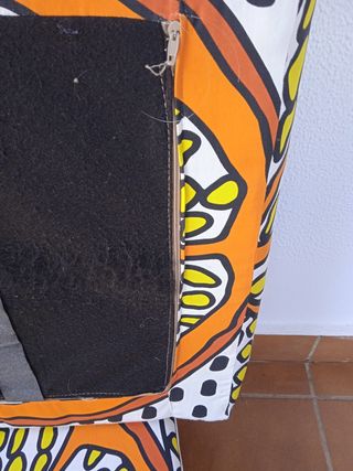 Puf naranja con estampado cítrico