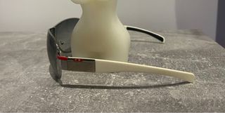 Gafas de sol de una marca exclusiva.