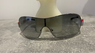 Gafas de sol de una marca exclusiva.