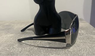 Gafas de sol de una marca exclusiva.