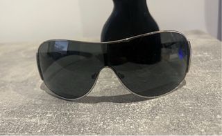 Gafas de sol de una marca exclusiva.