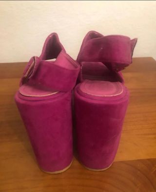 Zapatos lindos costaron treinta y cinco euros solo