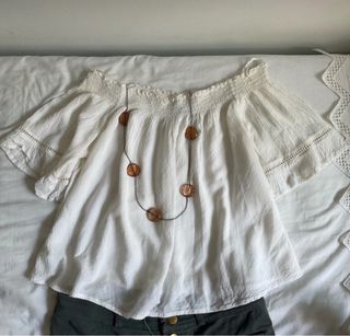 Blusa blanca oﬀ-shoulder M