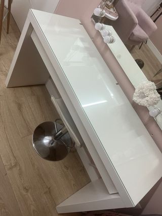 Tocador blanco con sobre de cristal