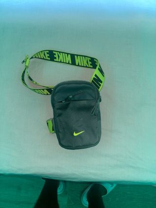 Bandolera Nike negra y amarilla