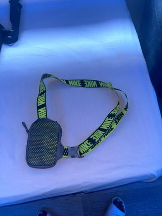 Bandolera Nike negra y amarilla