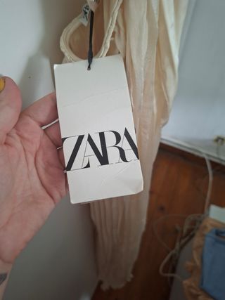 Vestido Zara beige plisado 