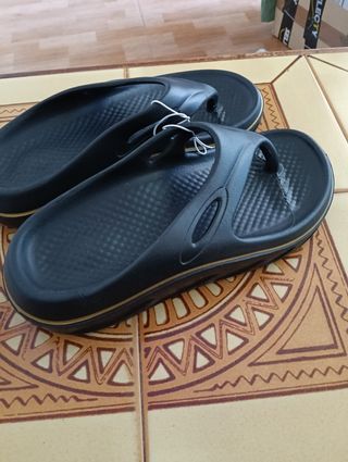 Chanclas negras cómodas