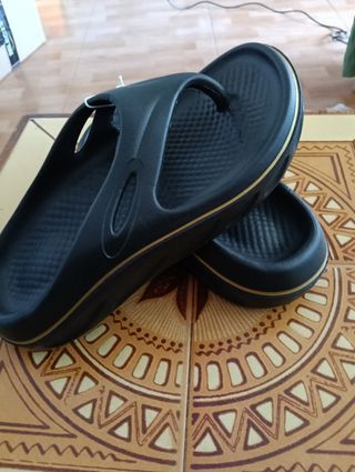 Chanclas negras cómodas
