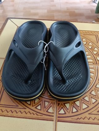 Chanclas negras cómodas