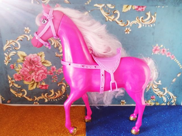 Caballo rosa Barbie o similar