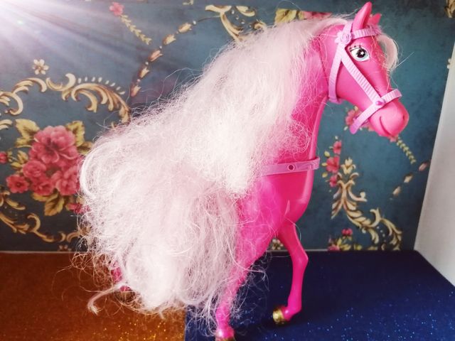 Caballo rosa Barbie o similar