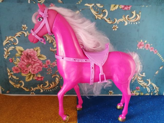 Caballo rosa Barbie o similar