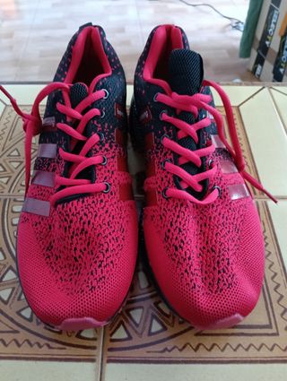 Zapatillas deportivas rojas y negras