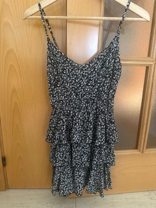 Vestido negro con flores blancas