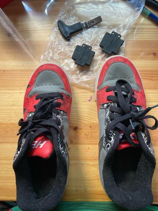 Bambas rojas y grises con ruedas