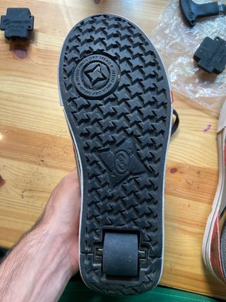 Bambas rojas y grises con ruedas
