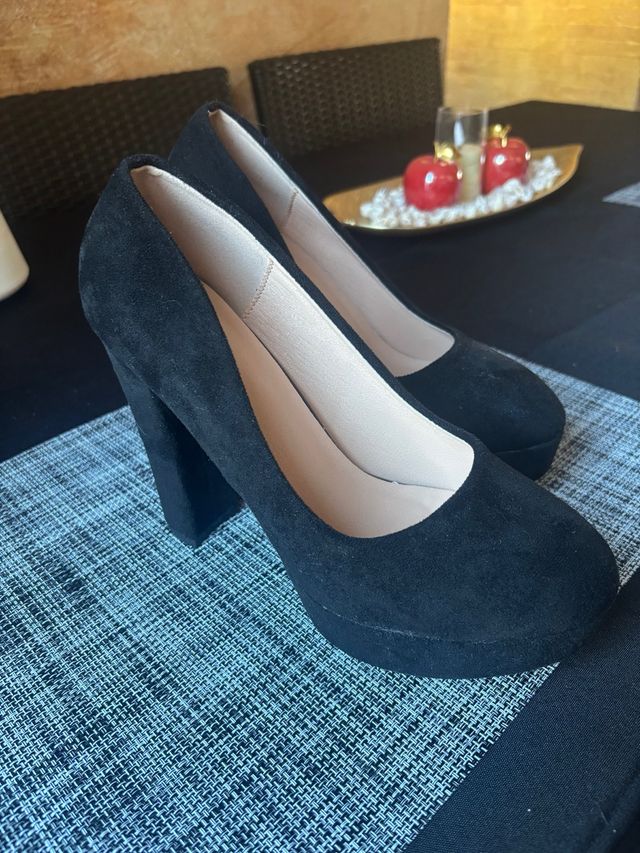 Tacones negros de ante