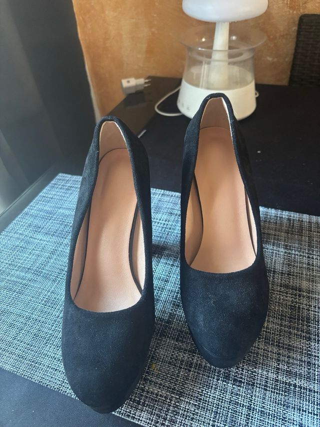 Tacones negros de ante