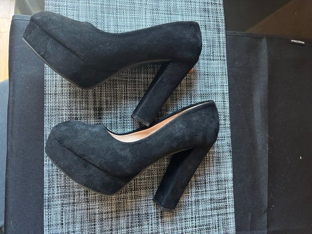 Tacones negros de ante