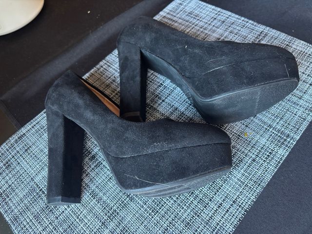Tacones negros de ante