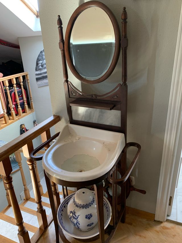 Lavabo antiguo con espejo