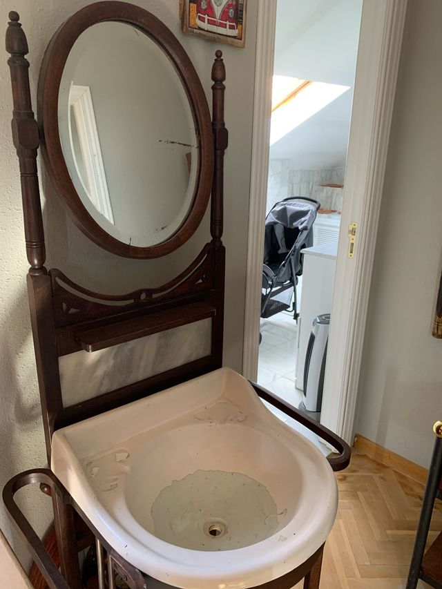 Lavabo antiguo con espejo