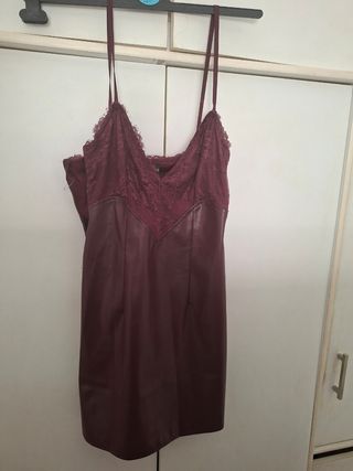 Vestido burdeos encaje y cuero