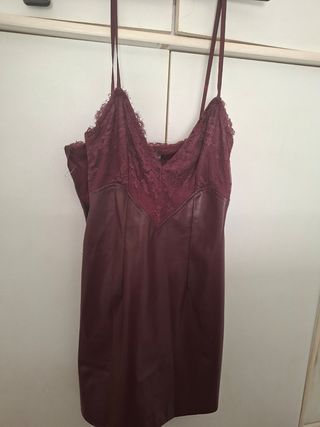 Vestido burdeos encaje y cuero