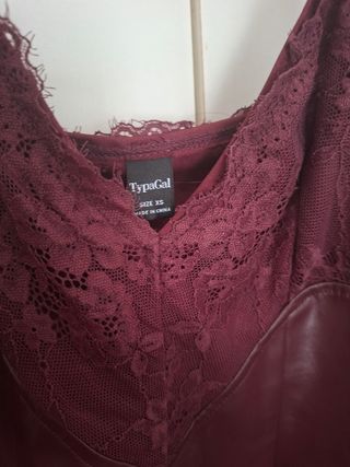 Vestido burdeos encaje y cuero