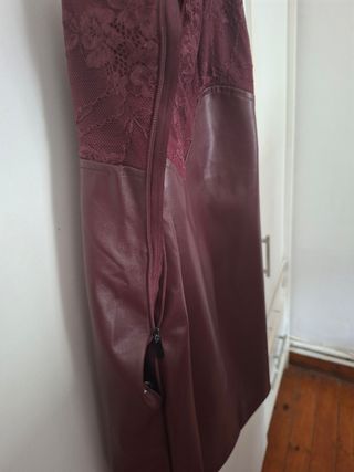 Vestido burdeos encaje y cuero