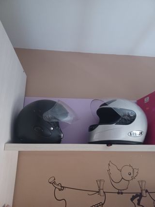2 Cascos moto: Negro y gris. Cada uno 10