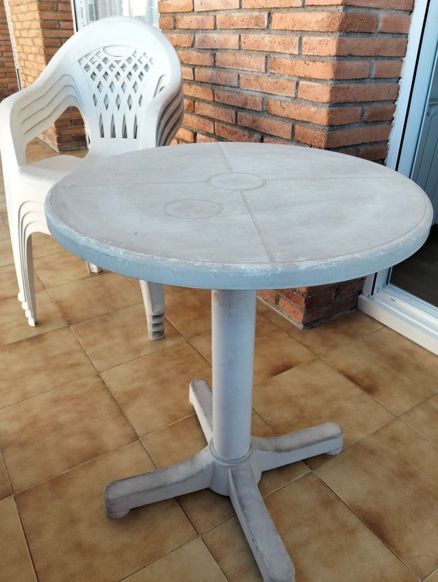 Mesa terraza y 4 sillas blancas de plástico