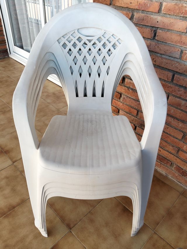Mesa terraza y 4 sillas blancas de plástico