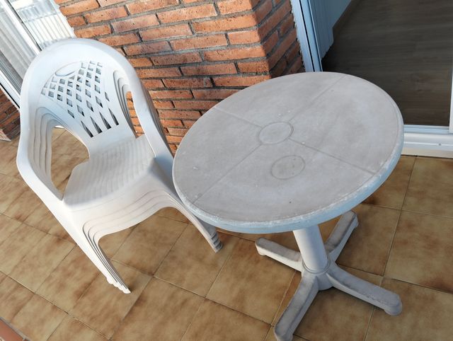 Mesa terraza y 4 sillas blancas de plástico