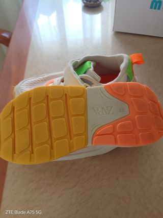 Zapatillas deportivas blancas y naranjas talla 27