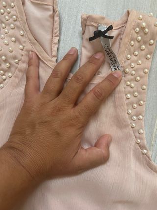 Blusa beige con perlas